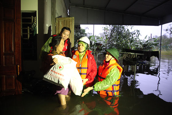 Phó Chủ tịch Hội Chữ thập đỏ Việt Nam Trần Thị Hồng An tặng quà đồng bào vùng lũ Thạch Hà, Hà Tĩnh